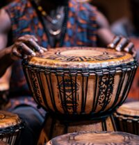 Le djembé dans la musique moderne : influences et évolutions