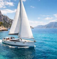 Naviguer en voilier depuis Marseille pour découvrir les Calanques et la Corse